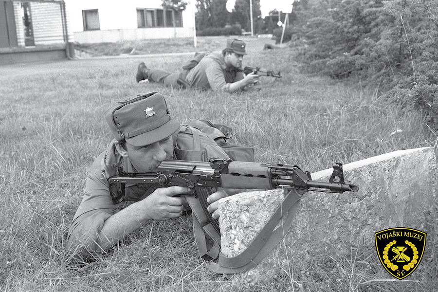 Dva vojaka na položaju s puškama.