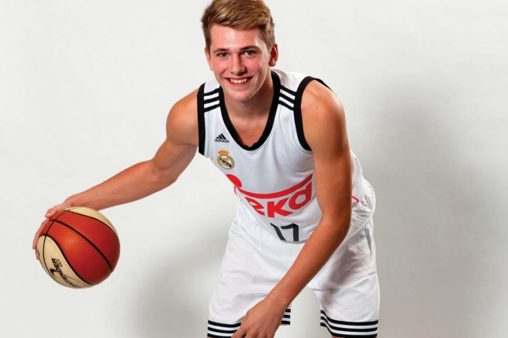 Luka Dončič s košarkaško žogo.