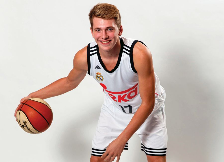 Luka Dončič s košarkaško žogo.