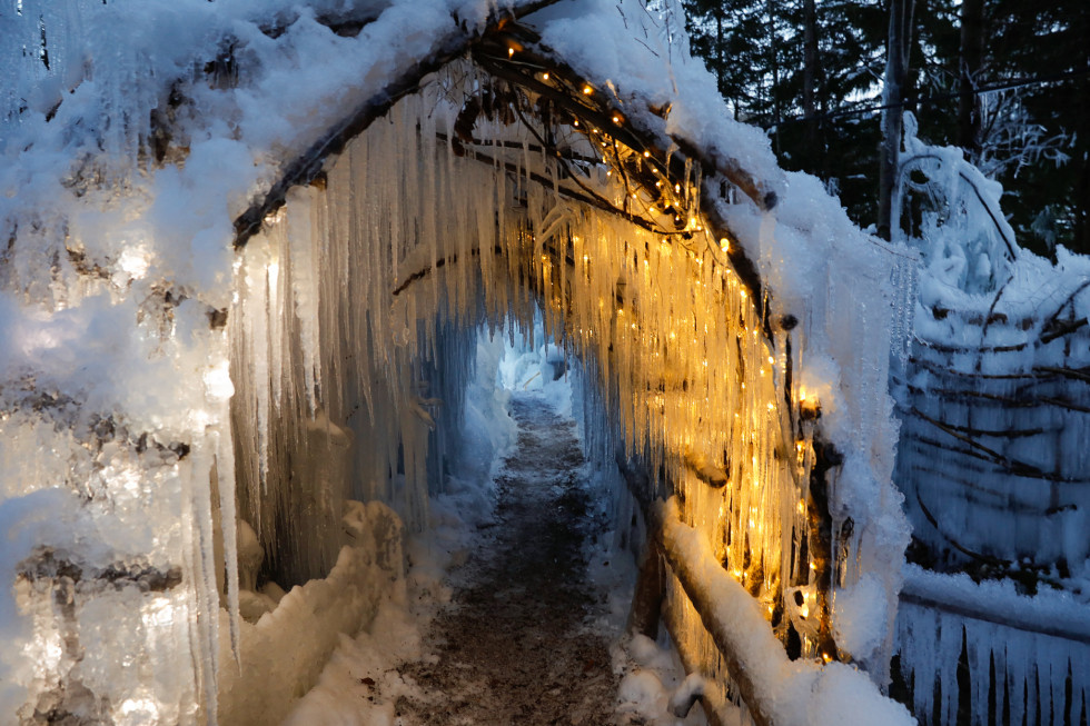Ledeni tunel z lučkami.