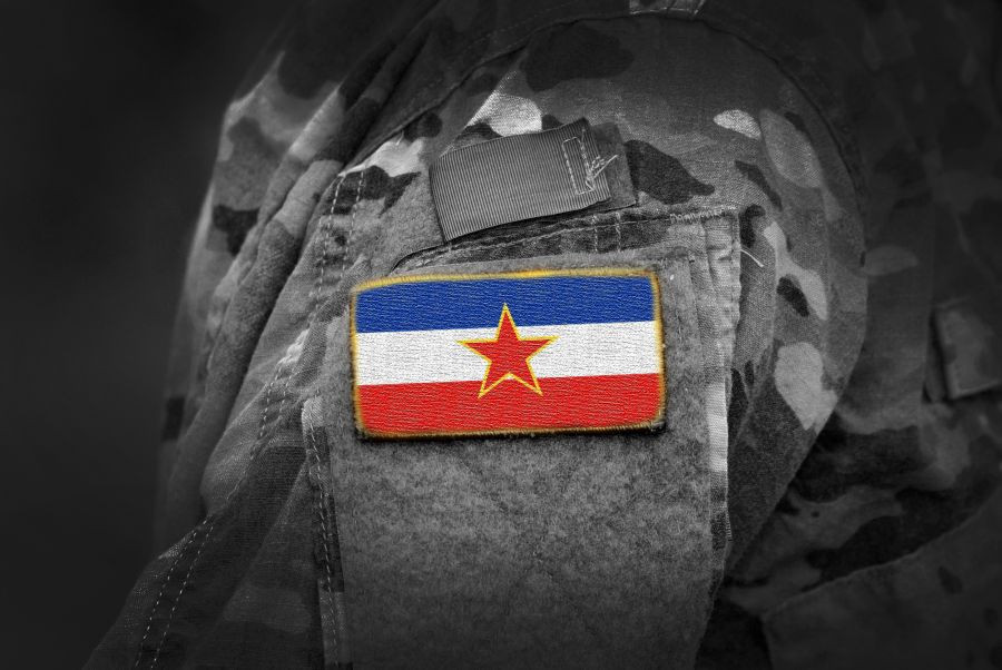 Vojak z jugoslovansko zastavo na rami.