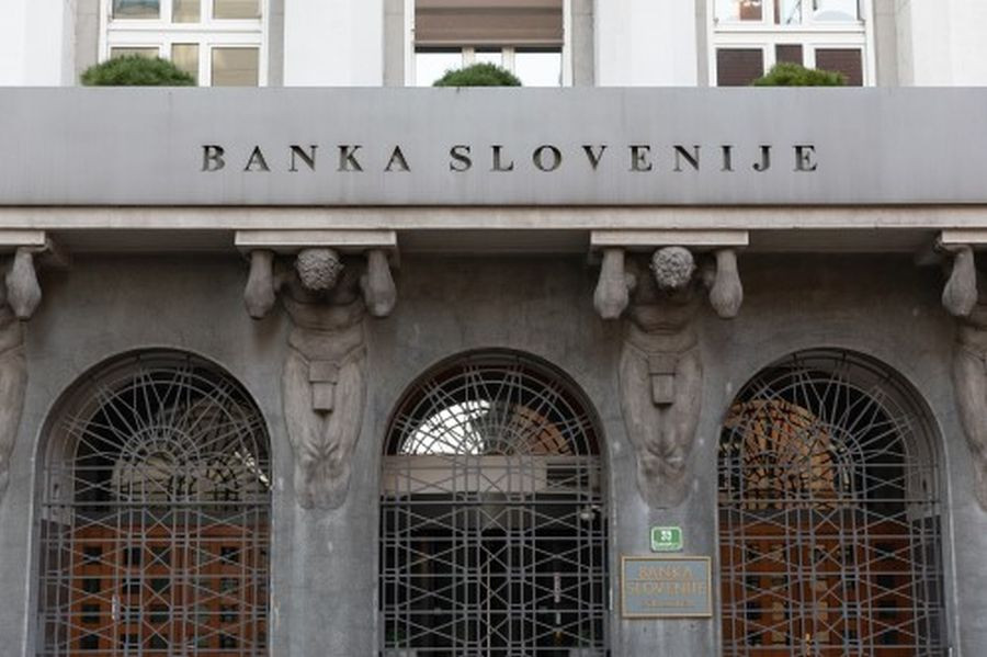 Barvna fotografija vhoda v banko Slovenije.