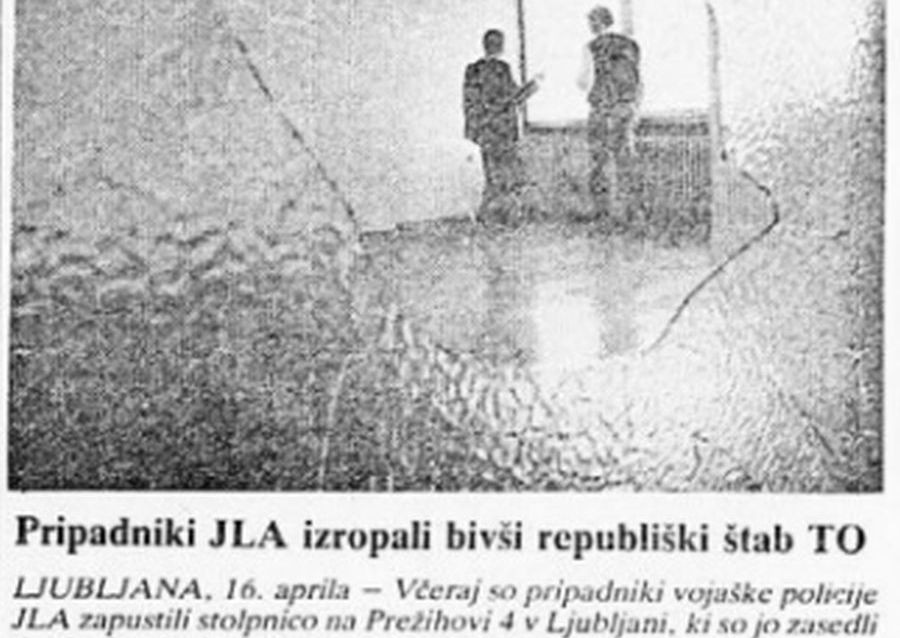 Članek iz časopisa, slika razbitega stekla vrat, dve osebi stojita v praznem prostoru.