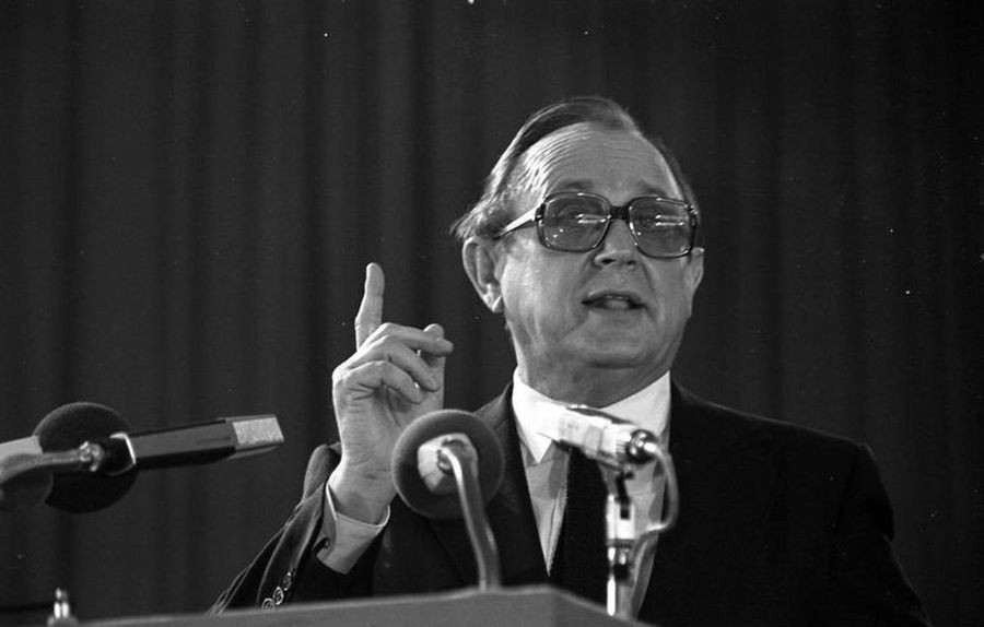 Hans-Dietrich Genscher govori za govorniškim pultom.