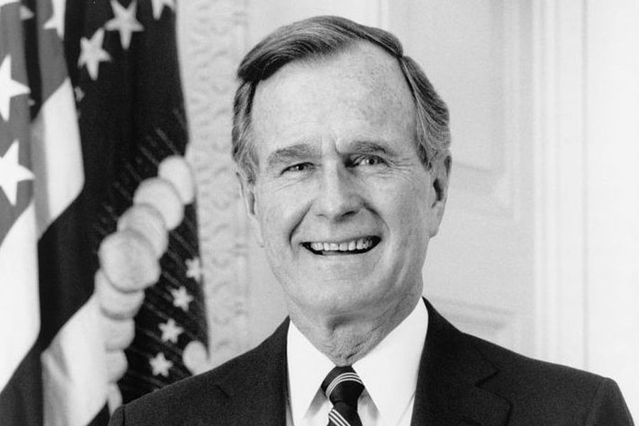 George Bush se smeji.
