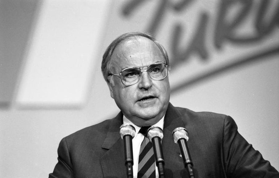 Helmut Kohl govori pred govorniškim pultom.