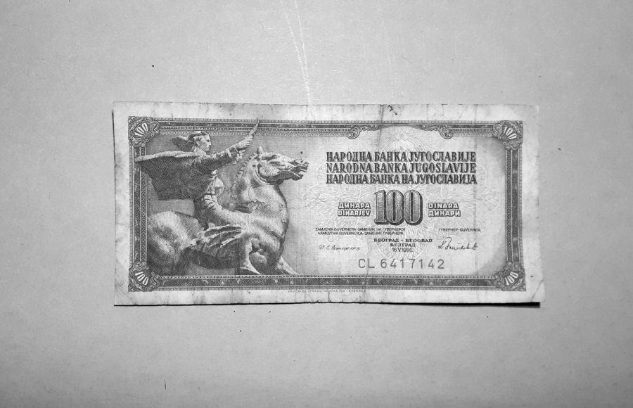 Bankovec za 100 jugoslovanskih dinarjev.
