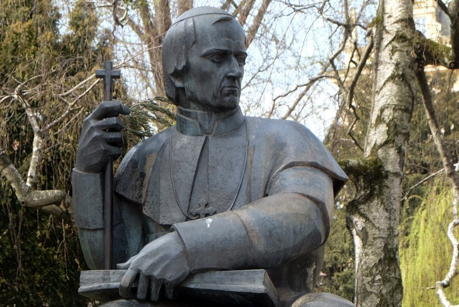 Kip Antona Martina Slomška, ki stoji v parku.