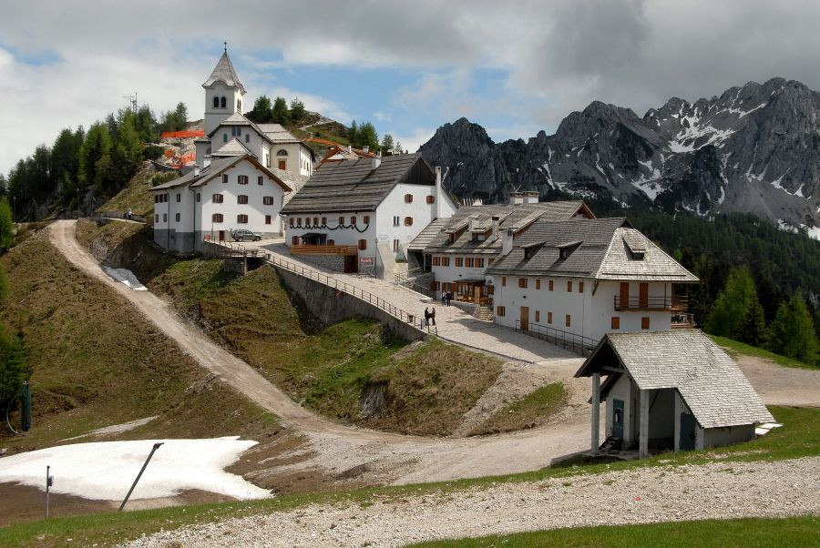 Pogled na gore s cerkvijo in hišami.
