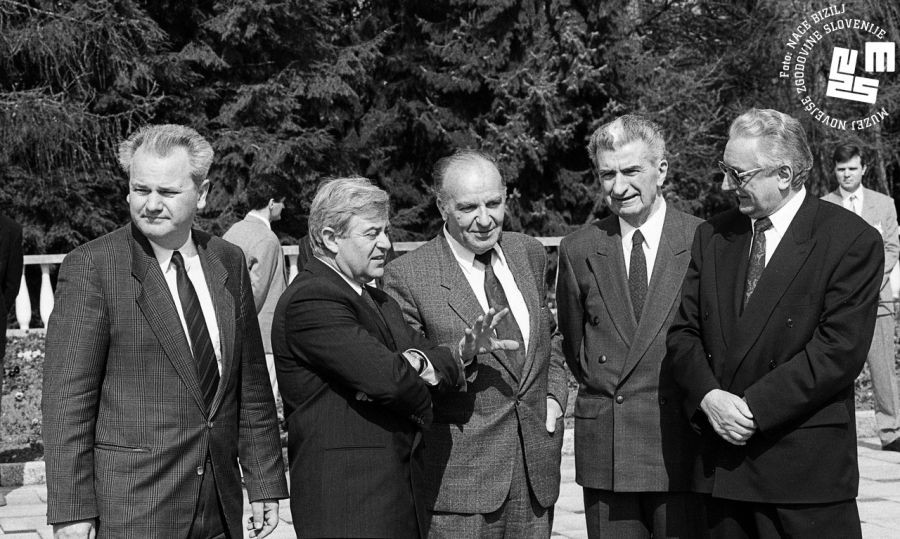 Kučan, Izetbegović, Milošević, Tudjman in Gligorov med pogovorom.