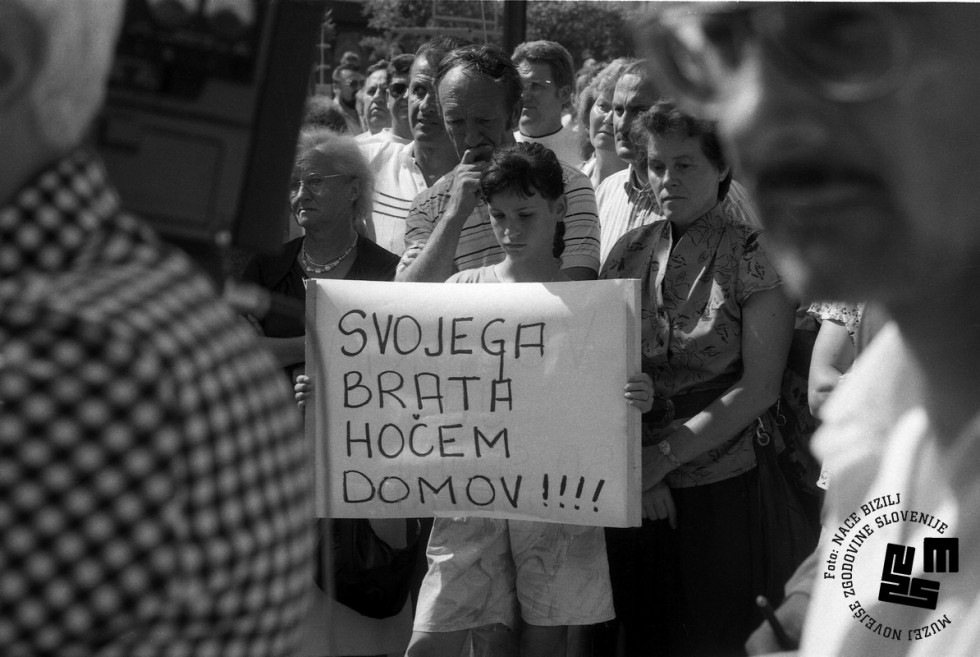 Protest staršev obveznikov, dekle v množici drži napis Svojega brata hočem domov!!!