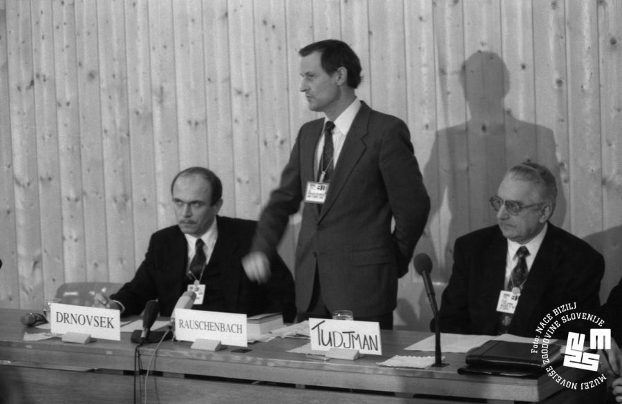 Janez Drnovšek,in Franjo Tuđman sedita za mizo,  Boris Rauschenbach stoji in govori.