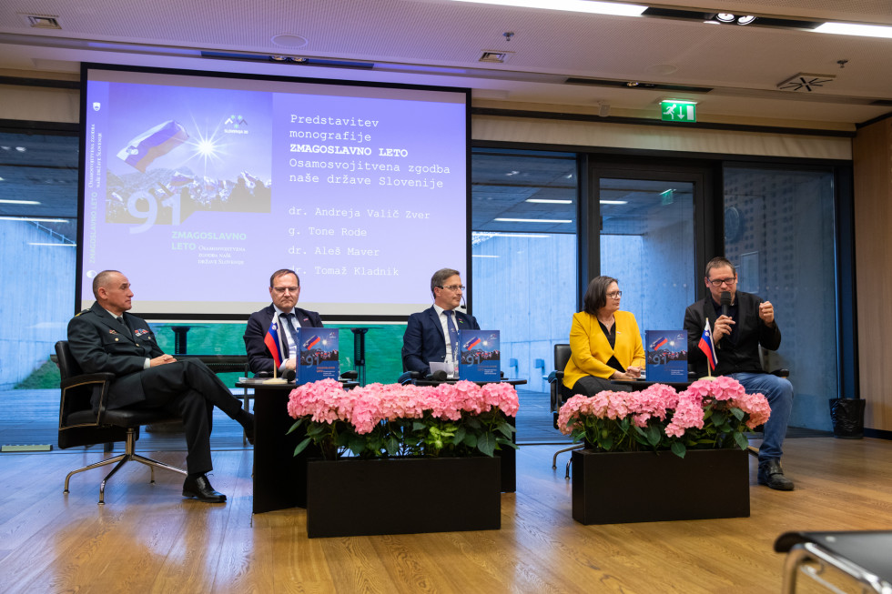 Na odru dvorane sedijo gostje in moderator okrogle mize: Tomaž Kladnik, Tone Rode, Franci Donko, Andreja Valič Zver in Aleš Maver.