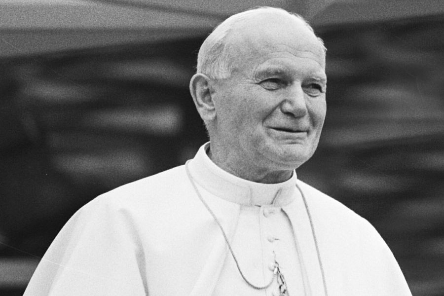 Papež Janez Pavel II se smehlja.