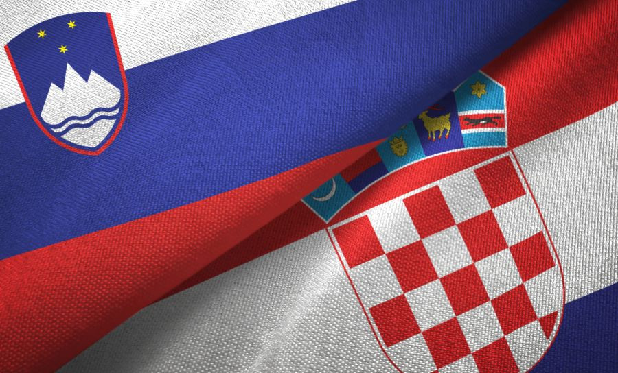 Slovenska in hrvaška zastava, položeni skupaj.