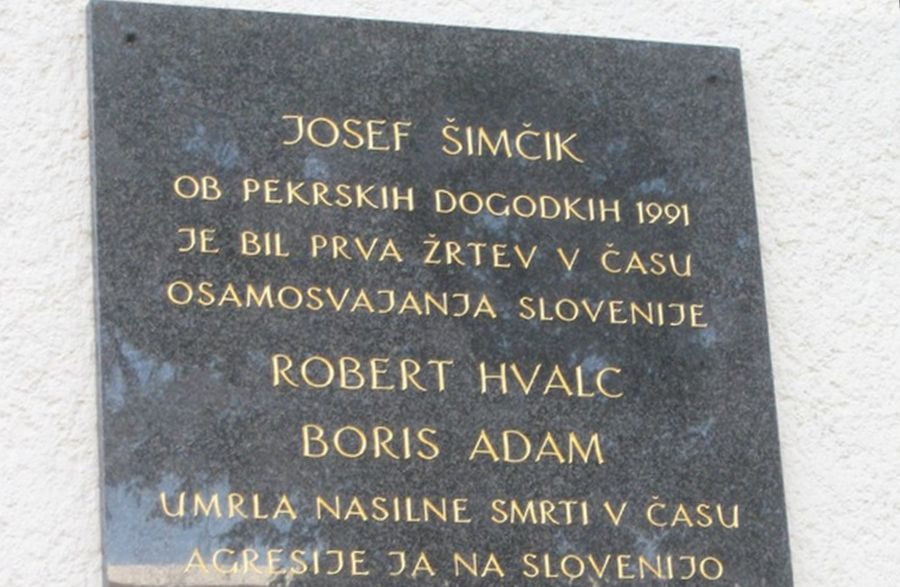 Tabla padlim, na kateri piše: Josef Šimčik ob pekrskih dogodkih 1991 je bil prva žrtev v času osamosvajanja Slovenije. Robert Hvalc, Borsi Adam umrla nasilne smrti v času agresije JA na Slovenijo.