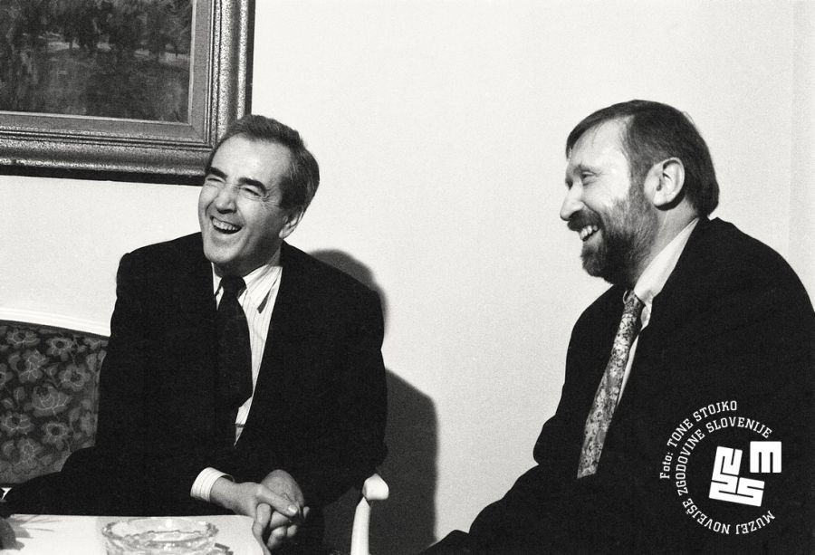 Alois Mock in Dimitrij Rupel sedita in se smejita.