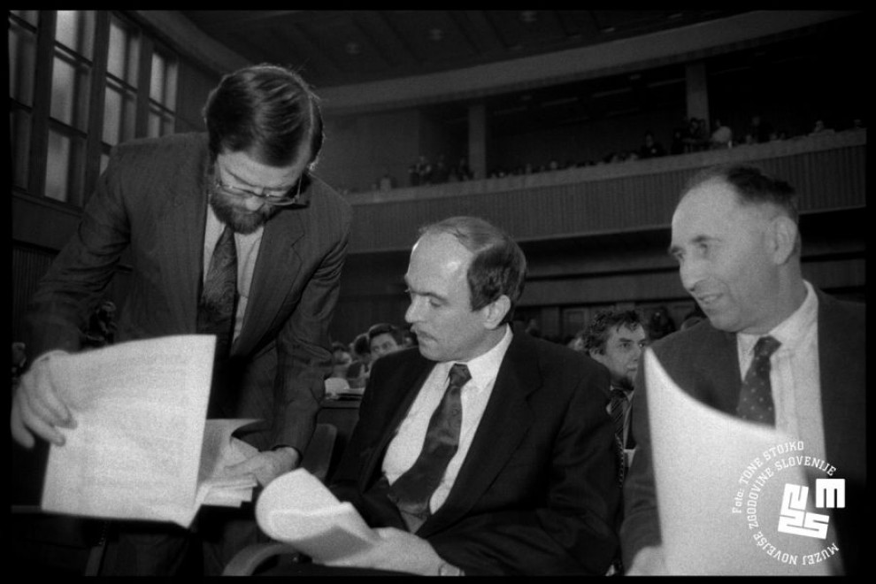 Lojze Peterle, Janez Drnovšek in Ivan Oman listajo po dokumentih.