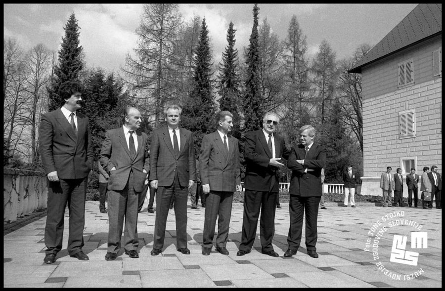 Momir Bulatović, Alija Izetbegović, Slobodan Milošević, Kiro Gligorov, Franjo Tuđman in Milan Kučan stojijo zunaj.