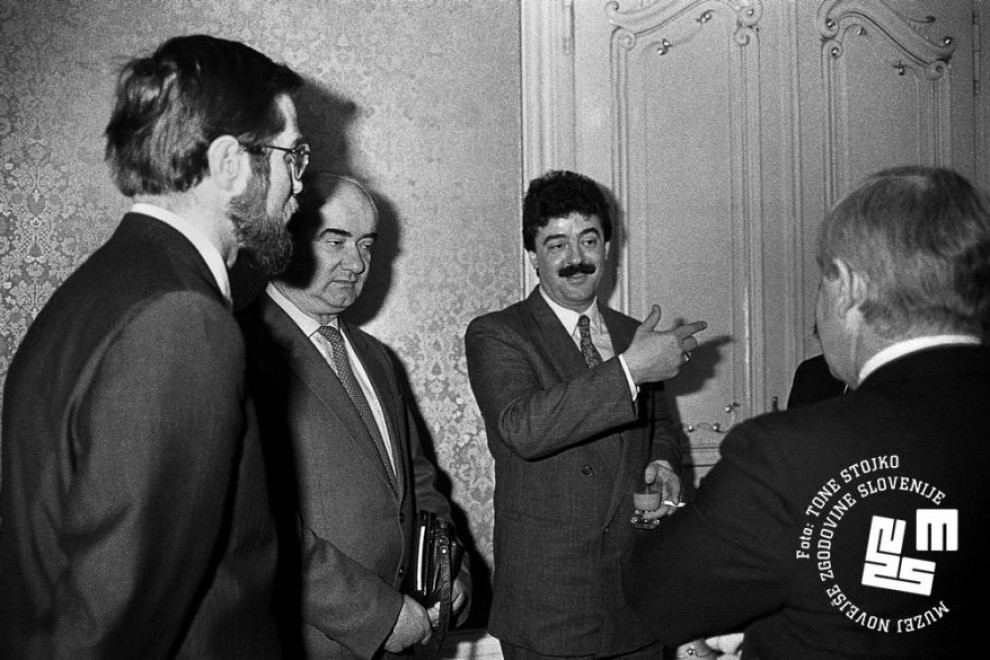 Lojze Peterle, član črnogorskega predsedstva, Momir Bulatović in Milan Kučan stojijo in razpravljajo.