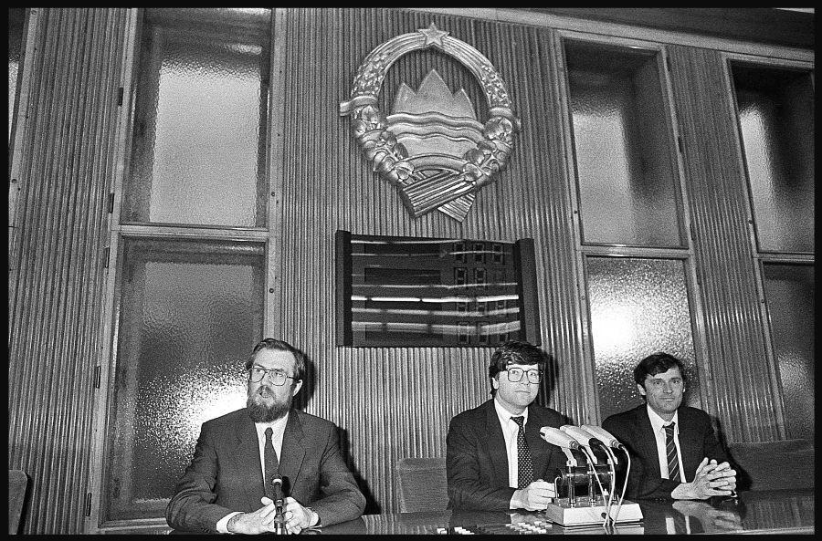Lojze Peterle, Jeffrey Sachs in Boris Pleskovič sedijo za mizo na tiskovni koferenci.