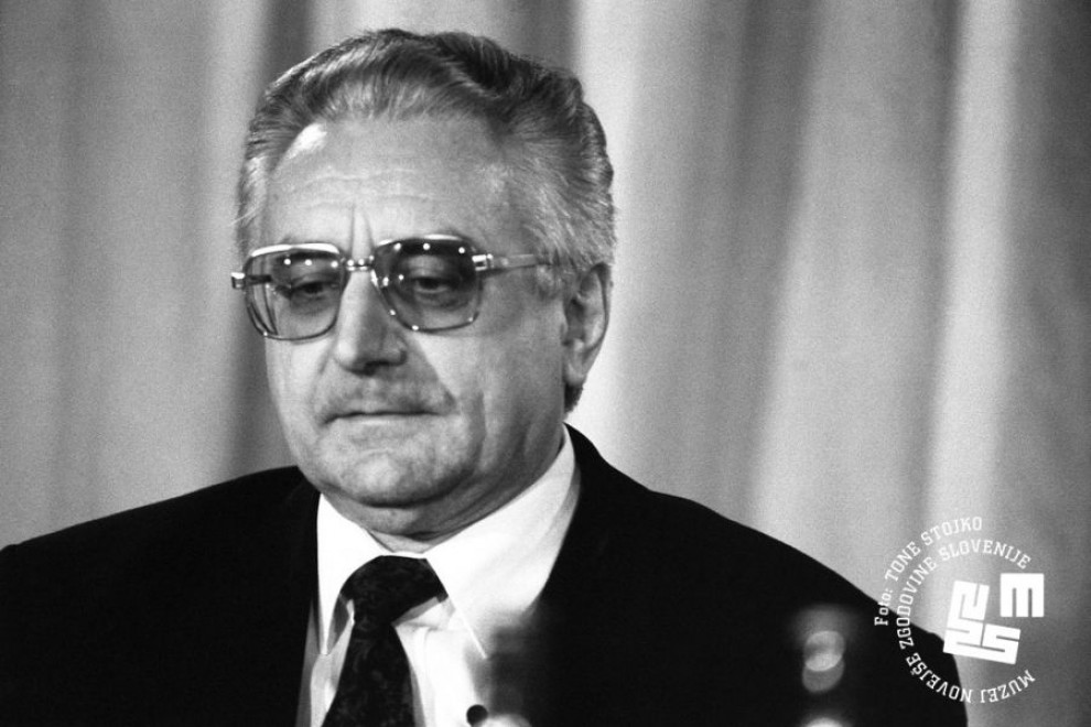 politik Franjo Tuđman slikan v zgornjem delu telesa