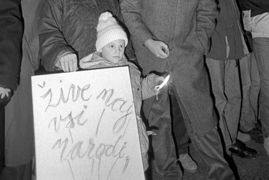 Otrok drži v roki plakat z napisom Žive naj vsi narodi.