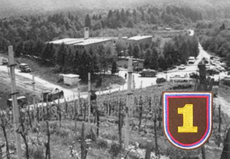 Vojaški center Pekre, slikan z vinograda na hribu.