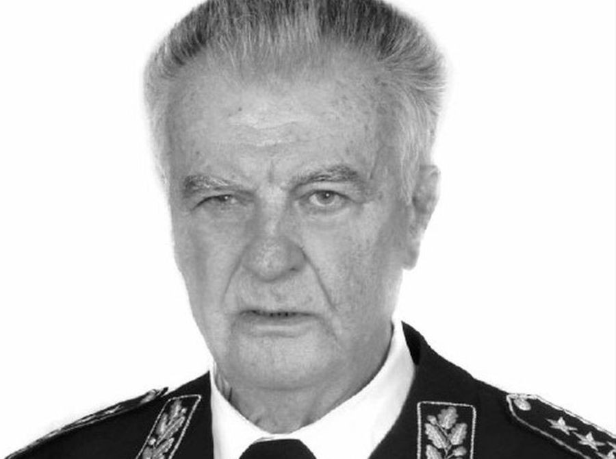 Veljko Kadijević, portretna fotografija.
