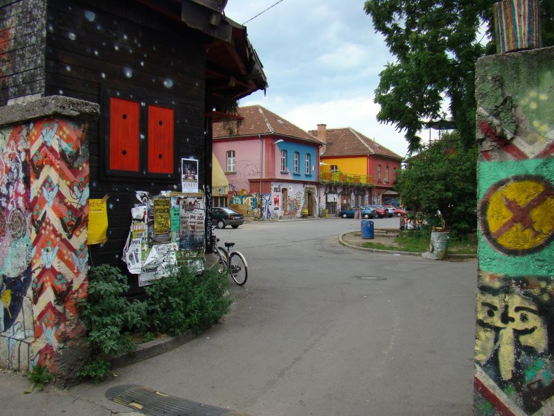 vhod v notranjost nekdanje vojašnice, v ozadju stare stavbe