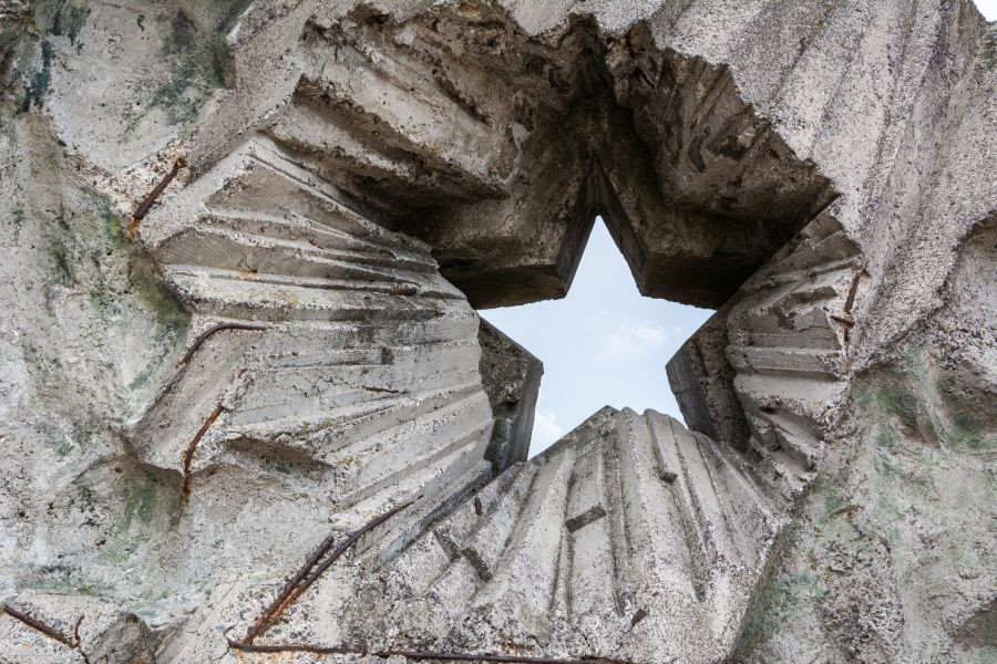 Odprtina v betonski steni v obliki petokrake zvezde.