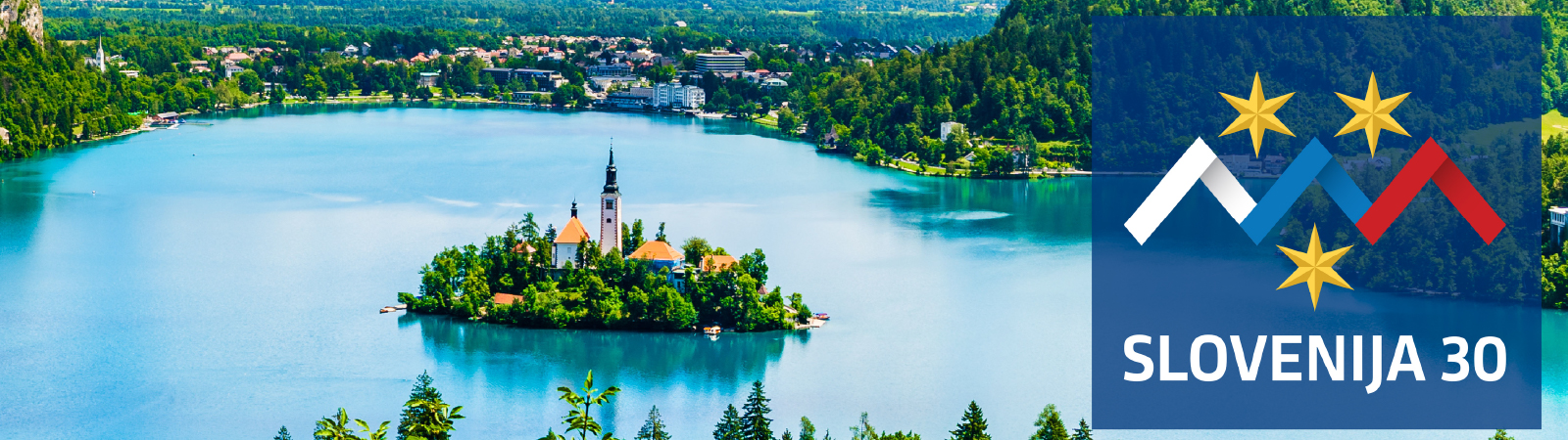 Pogled na Blejsko jezero, na sredini jezera je Blejski otok.