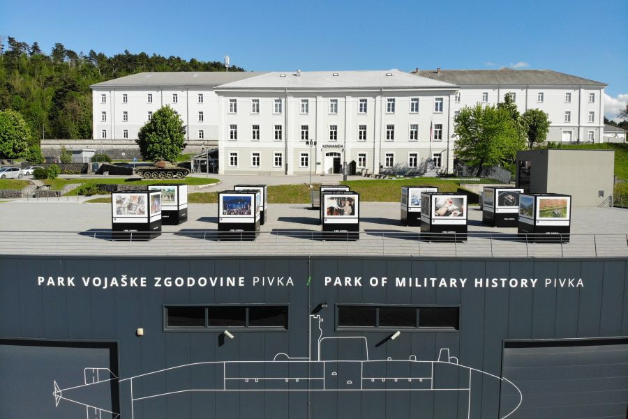 Park vojaške zgodovine, na platoju kubusi s slikami razstave, v ozadju pročelje muzeja.