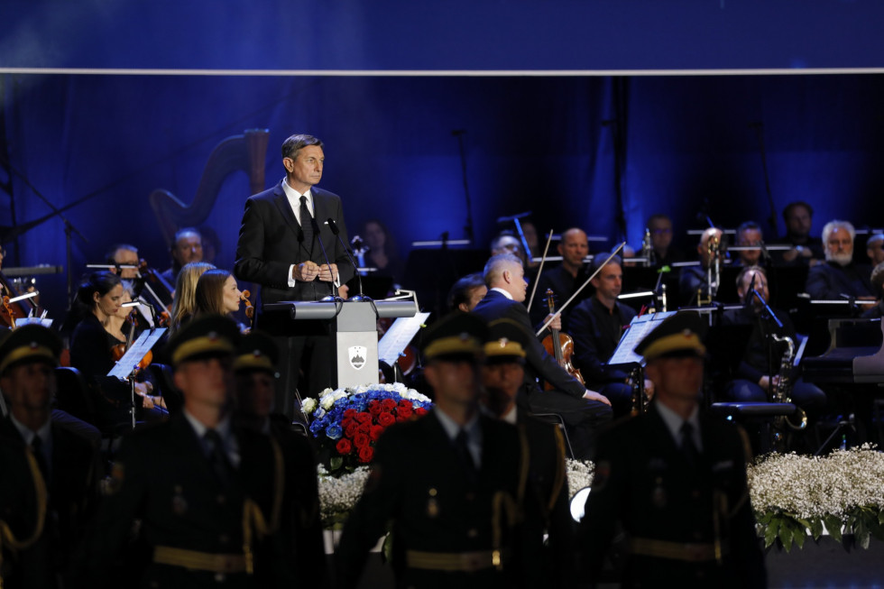 Borut Pahor stoji za govor niškim pultom.