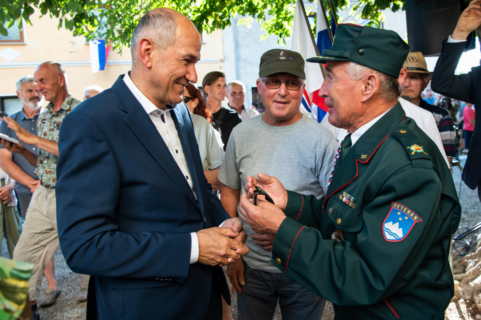 Predsednik vlade v pogovoru z vojnim veteranom iz Vrhpolja.