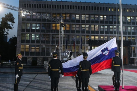 Častna četa, dvig zastave na Trgu republike.