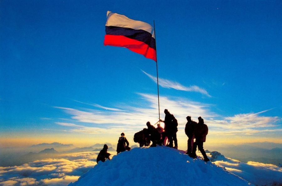 Planinci postavljajo zastavo brez grba na vrhu Triglava.
