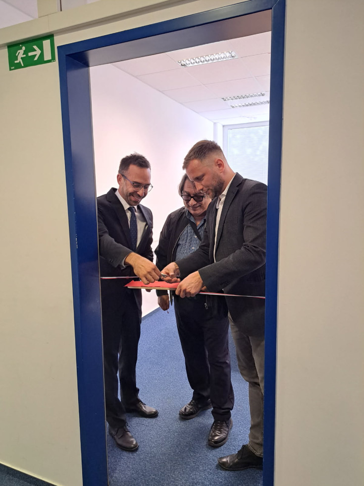 Gregor Perič, Jožef Horvat Sandreli in Gregor Košir ob prerezu slavnostnega traku
