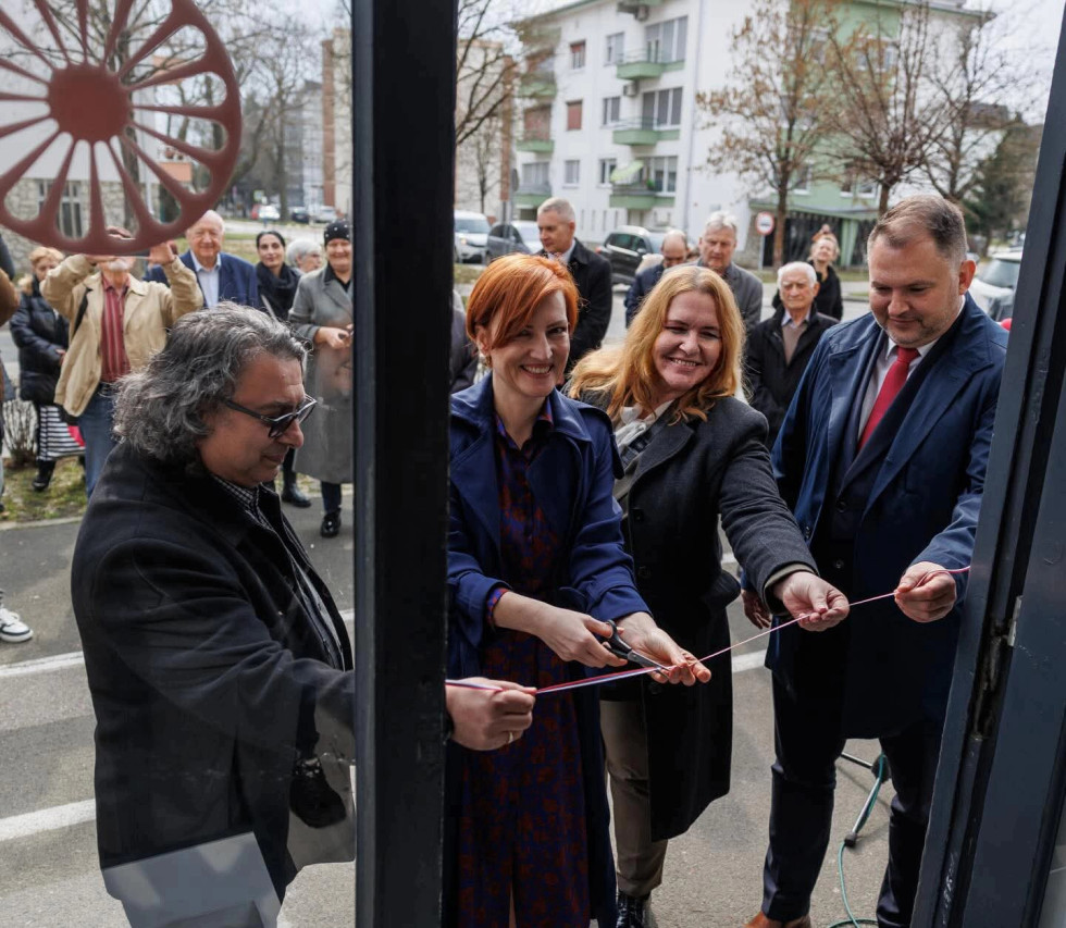 Ministrica reže otvoritveni trak. 