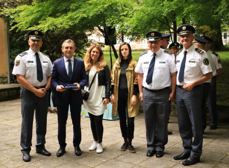 Predstavniki urada s policisti.