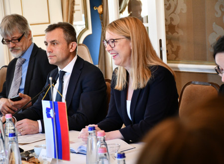 Pri mizi sedijo dr. Cencen, direktor mag. Stanko Baluh in ministrica dr. Helena Jakltisch.