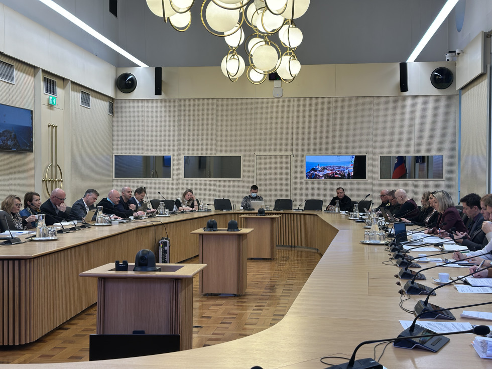 Udeleženci sedijo v sejni dvorani