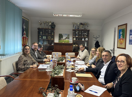 Udeleženci sestanka sedijo za mizo