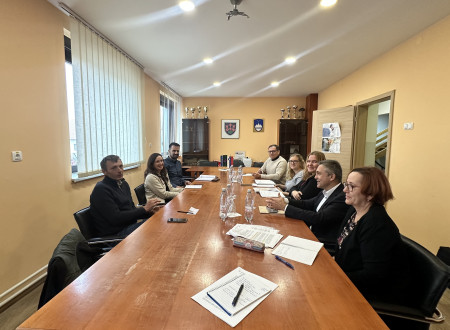 Udeleženci sestanka sedijo za mizo