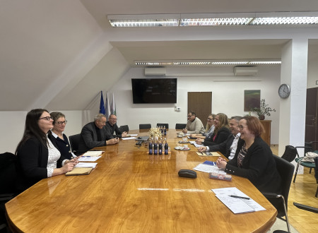 Udeleženci sestanka sedijo za mizo