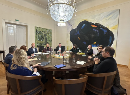 Udeleženci sestanka sedijo za okroglo mizo