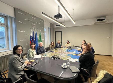 Udeleženci sestanka si sedijo nasproti za mizo