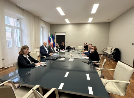 Udeleženci sestanka si sedijo nasproti za mizo