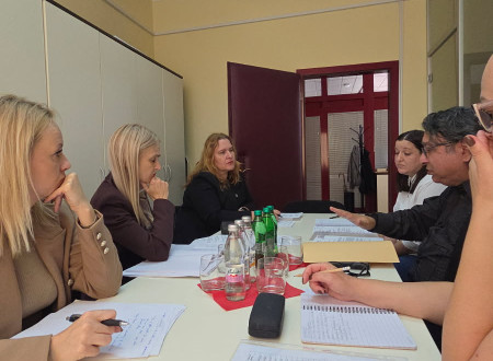 Pri mizi sedijo predstavniki Urada za narodnosti, generalna sekretarka vlade in predstavniki Sveta romske skupnosti