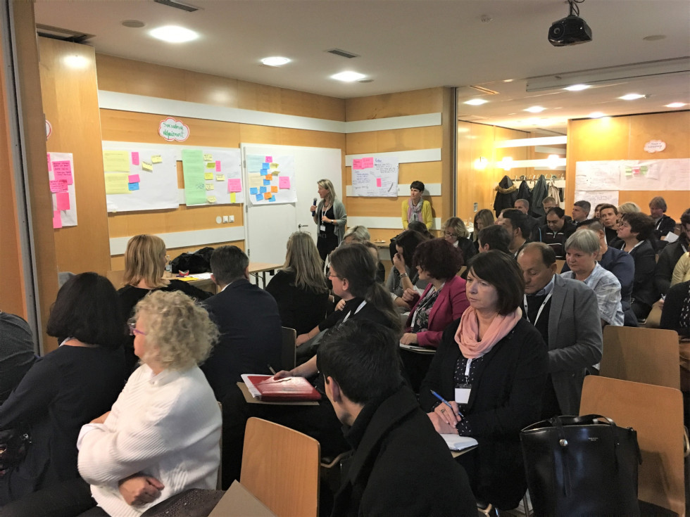 Udeleženci sedijo v vrstah